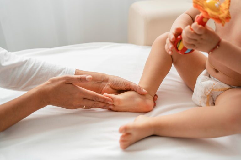 pies de niño en tratamiento de osteopatía