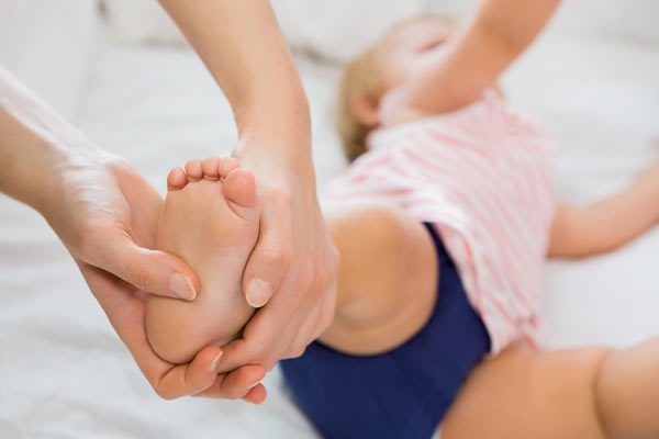 tratamiento osteopático pediátrico en el pie de un niño