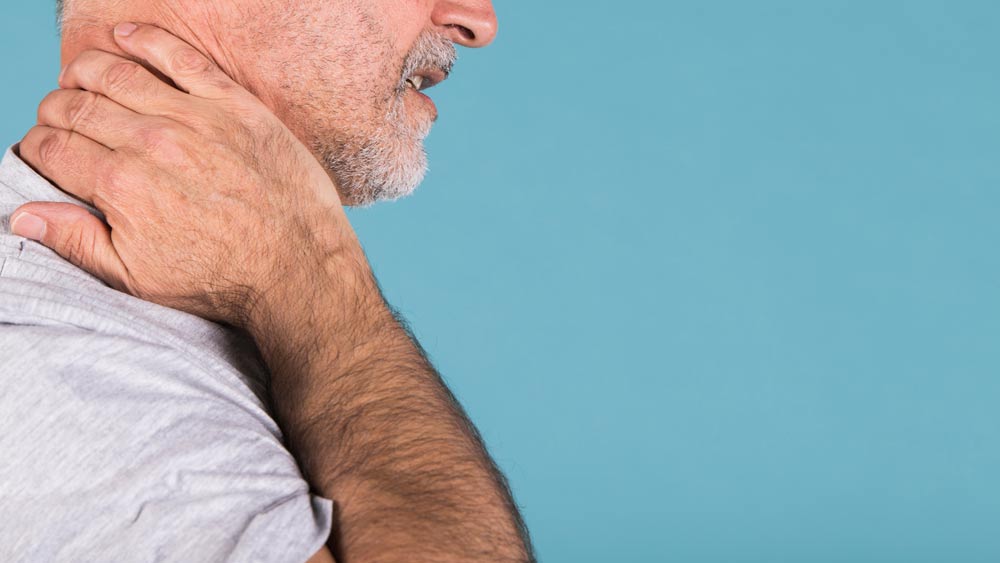 hombre con dolor cervical sobre fondo azul